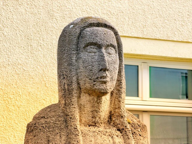 Kopf "Caritas" Figur an der früheren Taubstummenschule in Erfurt