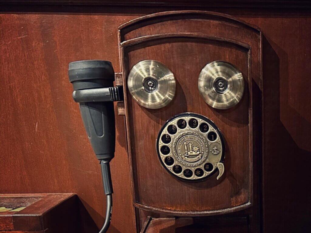 Illustration zu einem Artikel über erste Telefone, erste Hörgeräte und Alexander Graham Bell auf die-hörgräte.de