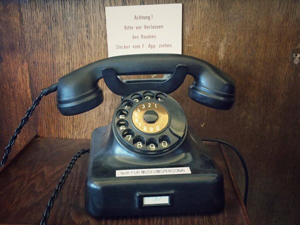 Illustration zu einem Artikel über erste Telefone, erste Hörgeräte und Alexander Graham Bell auf die-hörgräte.de