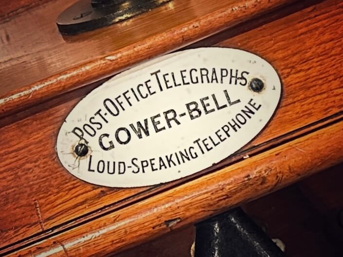Schild auf einem alten Holztelefon