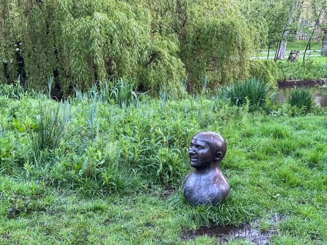 Die Skulptur „Bolgewas“ (die Zwiebelpflanze) des niederländischen Künstlers Paul Koning (1916-1998), die im Oosterpark in Amsterdam steht