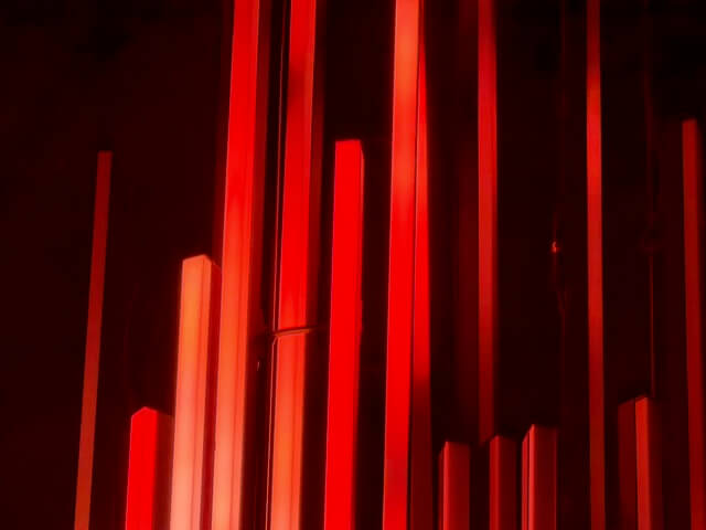 Installation „Bonfire“ (Freudenfeuer) des Künstlers Christopher Bauder in der Ausstellung „Dark Matter“ in Berlin