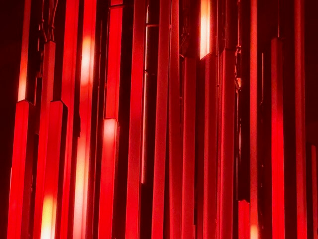 Installation „Bonfire“ (Freudenfeuer) des Künstlers Christopher Bauder in der Ausstellung „Dark Matter“ in Berlin