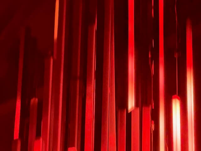 Installation „Bonfire“ (Freudenfeuer) des Künstlers Christopher Bauder in der Ausstellung „Dark Matter“ in Berlin