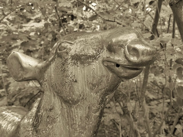 Illustration zu einem Artikel über Tierplastiken im Tierpark Berlin und über den gehörlosen Bildhauer Harry Christlieb auf die-hörgräte.de