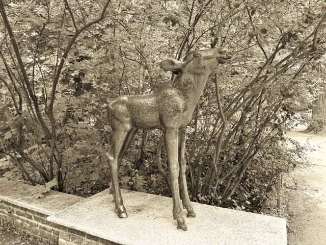 Tierplastik Elchkälbchen von Harry Christlieb im Tierpark Berlin