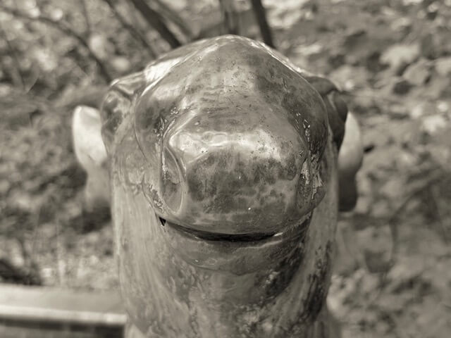 Tierplastik Elchkälbchen von Harry Christlieb im Tierpark Berlin