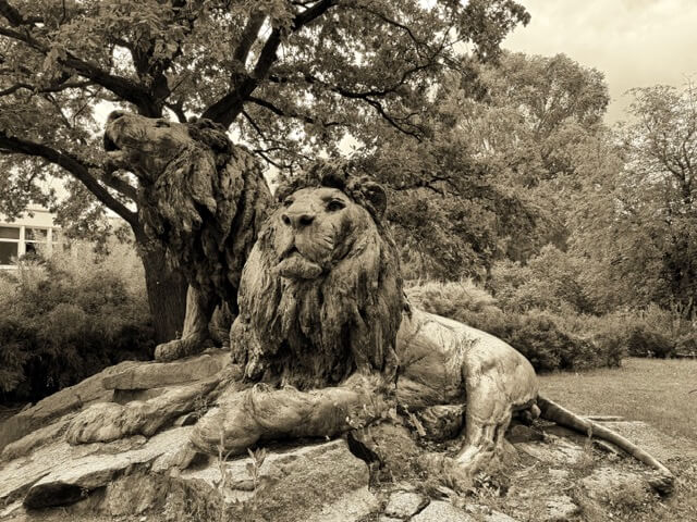 Illustration zu einem Artikel über Tierplastiken im Tierpark Berlin und über den gehörlosen Bildhauer Harry Christlieb auf die-hörgräte.de