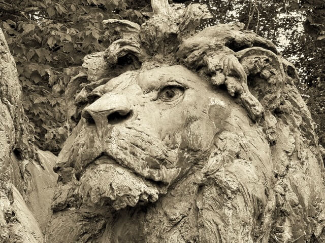 Tierplastik im Tierpark Berlin, Löwengruppe II von August Kraus und August Gaul