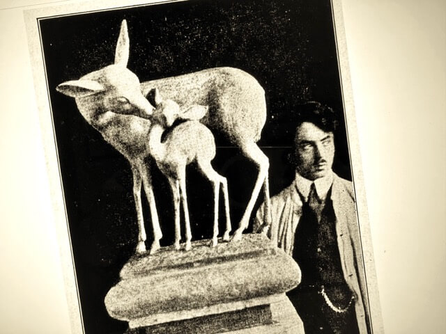 Illustration zu einem Artikel über Tierplastiken im Tierpark Berlin und über den gehörlosen Bildhauer Harry Christlieb auf die-hörgräte.de