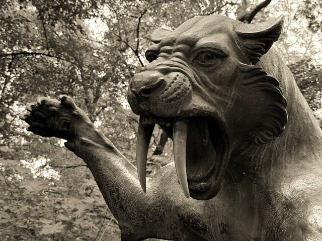 Illustration zu einem Artikel über Tierplastiken im Tierpark Berlin und über den gehörlosen Bildhauer Harry Christlieb auf die-hörgräte.de
