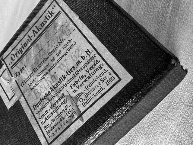 Der „Deutsche Akustik“ – ein Hörgerät mit Kohlemikrofon der Deutschen Akustik Gesellschaft, Berlin