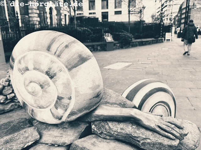 Skulptur „Earthing“ (Erdung) der britischen Künstlerin Jocelyn McGregor (Auszug), Aldgate Square in London