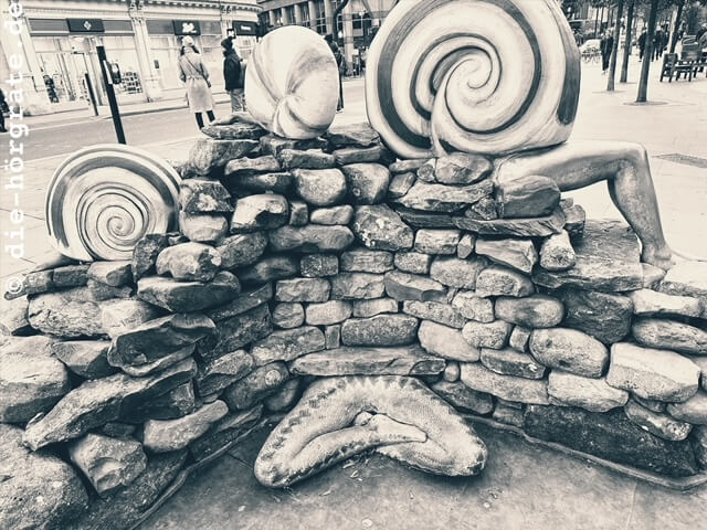 Skulptur „Earthing“ (Erdung) der britischen Künstlerin Jocelyn McGregor (Auszug), Aldgate Square in London