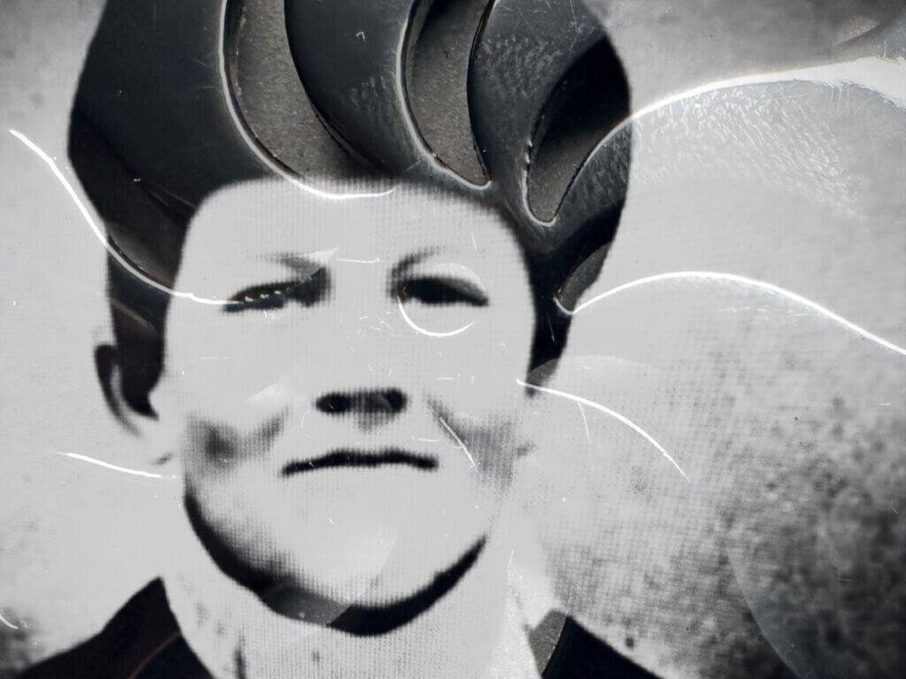 Der etwa 15 Jahre alte Thomas Alva Edison und das Kohlemikrofon von einem Hörgerät