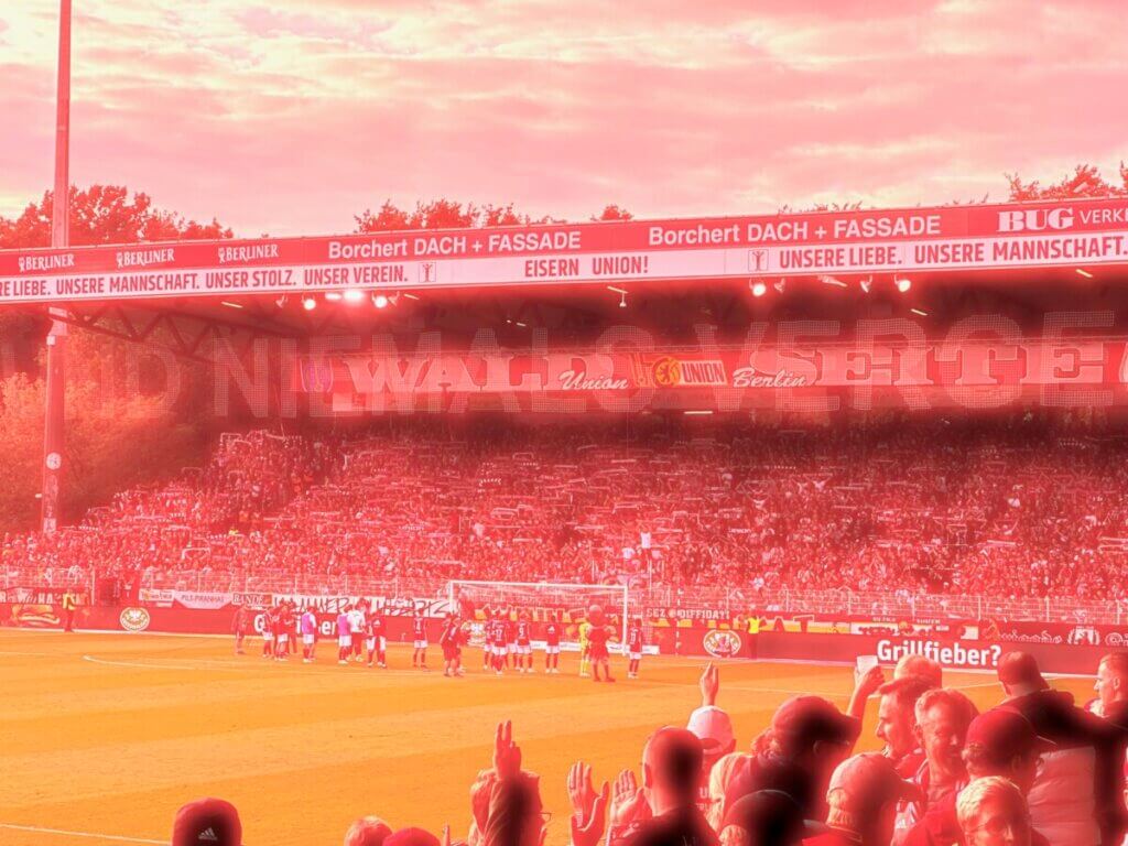 Blick in ein Fußballstadion, rot gefärbt – hier das Stadion An der Alten Försterei vom 1. FC Union Berlin