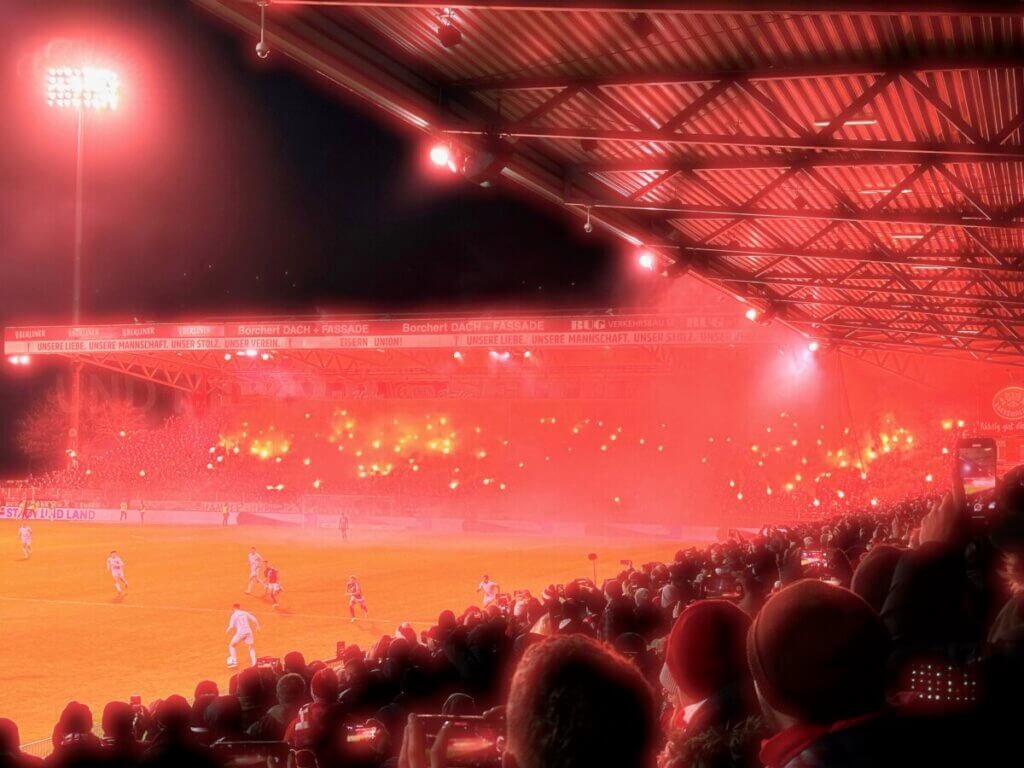 Illustration zu einem Artikel über Fußballfangesänge auf die-hörgräte.de