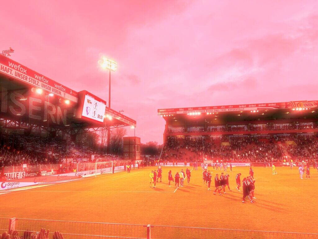 Blick in ein Fußballstadion, rot gefärbt – hier das Stadion An der Alten Försterei vom 1. FC Union Berlin
