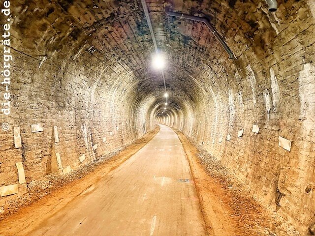 Blick in einen alten, stillgelegten Eisenbahntunnel in den Ardenne