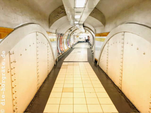 Blick in einen U-Bahn Tunnel / Durchgang in der Londoner U-Bahn