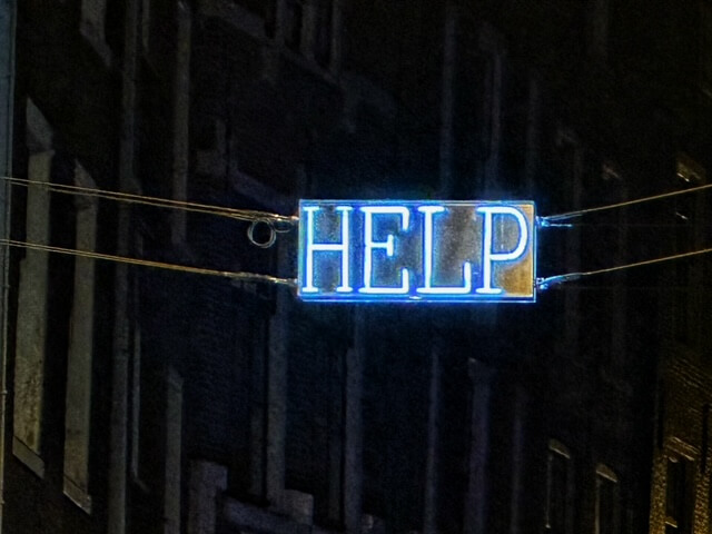 Leuchtschrift HELP in der Voetboogstraat im Zentrum von Amsterdam