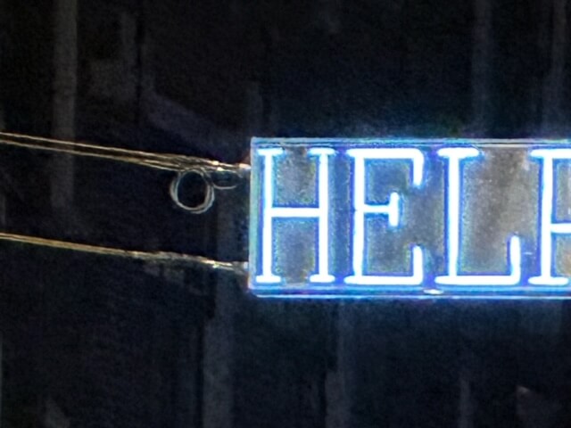 Leuchtschrift HELP in der Voetboogstraat im Zentrum von Amsterdam