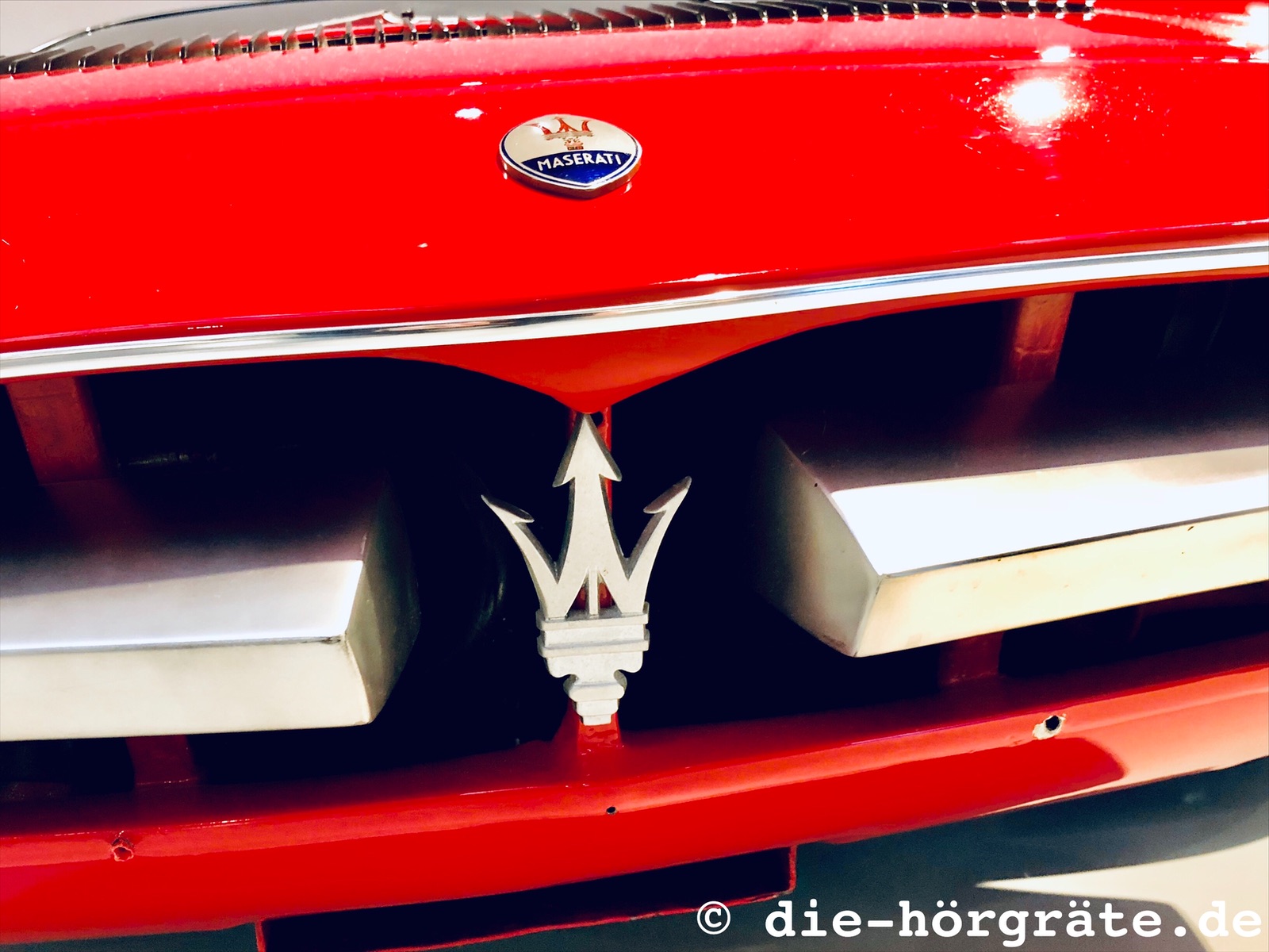 Ausschnitt von einem roten Maserati