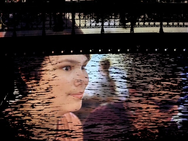 Filmbild aus „Only I can hear“ gemixt mit dem Bild einer Brücke zwischen zwei Ufern