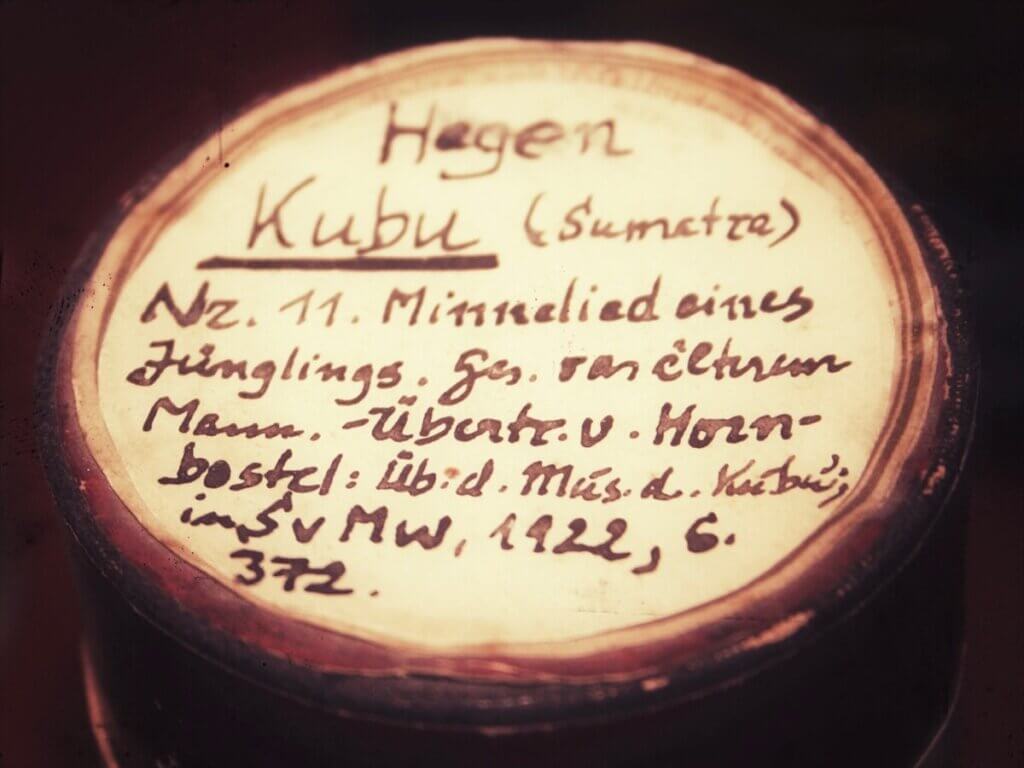 Illustration zu einem Artikel über das Berliner Phonographenarchiv auf die-hörgräte.de