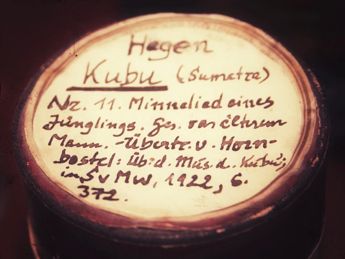 Illustration zu einem Artikel über das Berliner Phonographenarchiv auf die-hörgräte.de