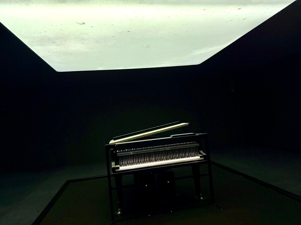 Foto zu einem Beitrag über Ryuichi Sakamotos Klangräume und eine immersive Ausstellung im Hamburger Bahnhof in Berlin
