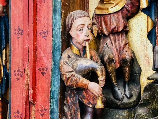 Sackpfeifer vom Mariae-Wochenbett-Altar aus dem letzten Viertel des 15. Jahrhunderts, zu sehen im Landesmuseum Hannover
