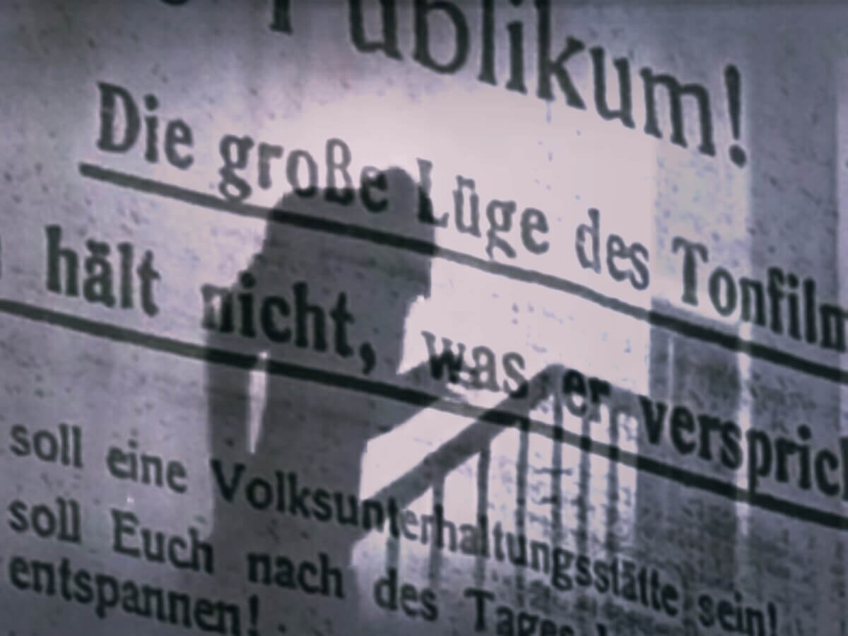 Filmszene aus dem Stummfilm „Nosferatu – Eine Symphonie des Grauens“ gemischt mit Protestplakaten gegen den Tonfilm