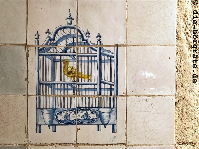 Vogel im Käfig – handgemalt auf alten Wandfliesen im Willet-Holthuysen in Amsterdam
