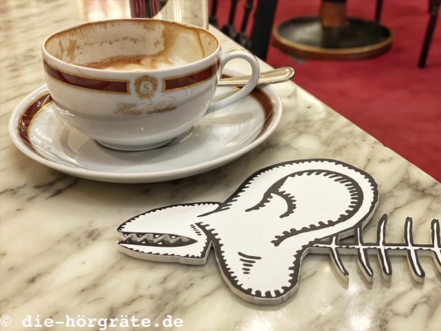 Abbildung zu einem Beitrag über eine Begegnung mit Tobias Fischer, dem ersten deutschen CI-Kind, im Café Sacher in Wien