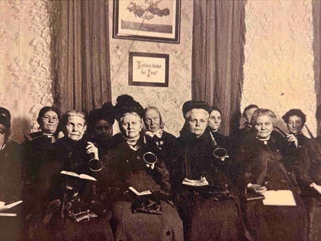 die erste Gemeinschaft für schwerhörige und ertaubte Menschen um Margarethe von Witzleben beim Gottesdienst