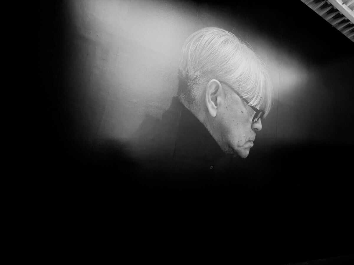Foto zu einem Beitrag über Ryuichi Sakamotos Klangräume und eine immersive Ausstellung im Hamburger Bahnhof in Berlin